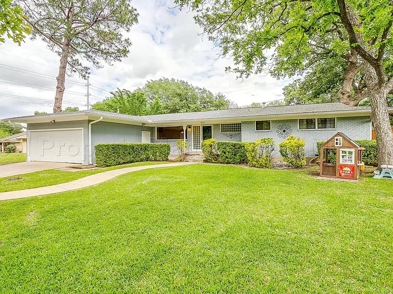 1813 Thomas Pl — Photo 2