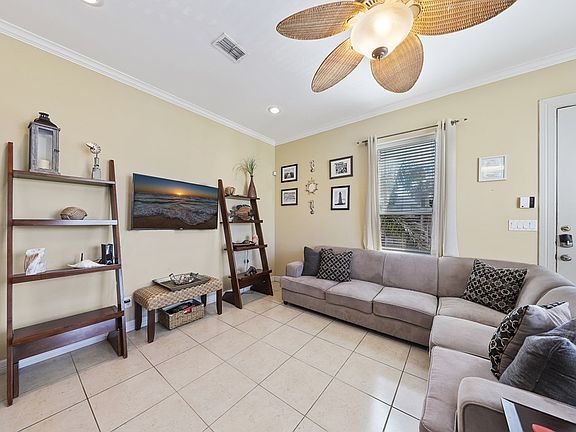 5th image of 112 E Oleander St #3