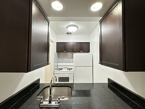 4th image of 6830 N Sheridan Rd APT 574
