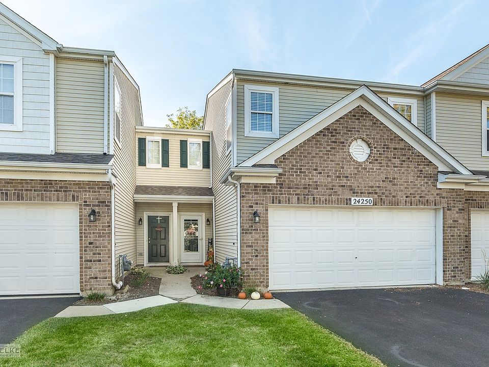 Beautiful townhome situated in sought after Heritage Meadows subdivision.