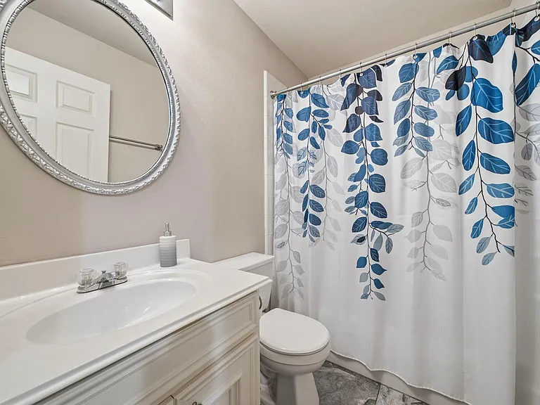 1716 Elgin St — Photo 7