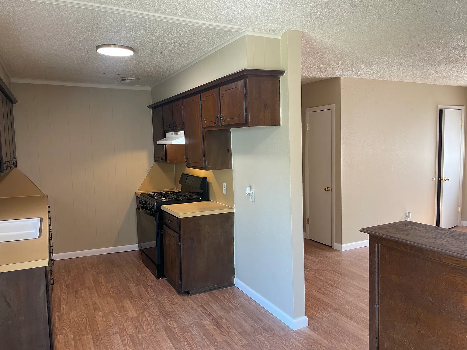 3 bed, 972 sqft, $975 — Photo 3