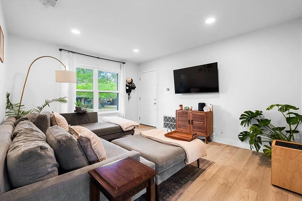 1808 Forest Hill Dr — Photo 3