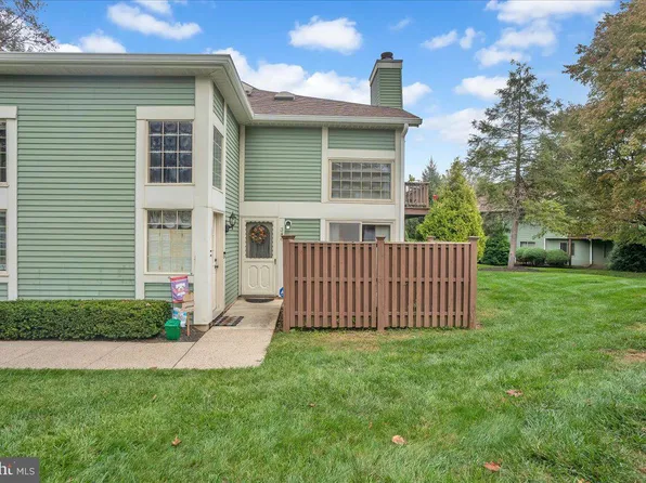 346 Green Meadow Ln, Horsham, PA 19044