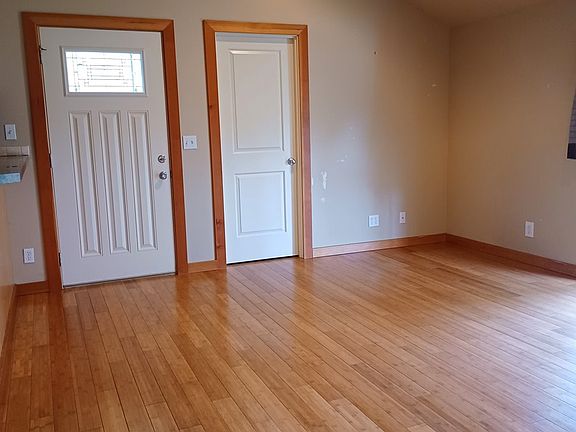 3rd image of 3613 E McLoughlin Blvd
