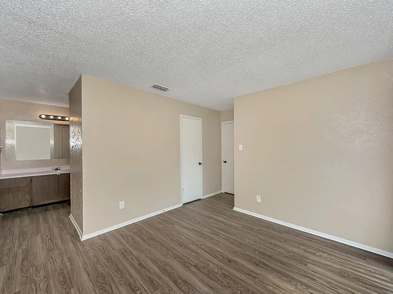 Oak Manor Apartments — Photo 6