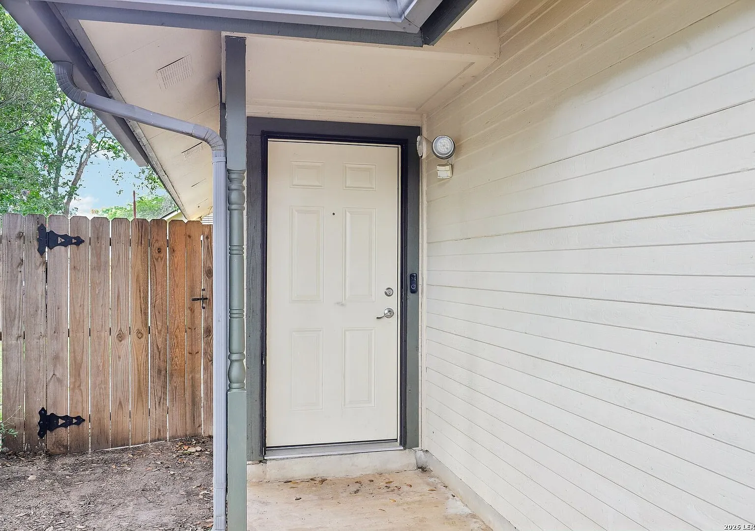 3 bed, 2.0 bath, 1077 sqft, $1,650 — Photo 3