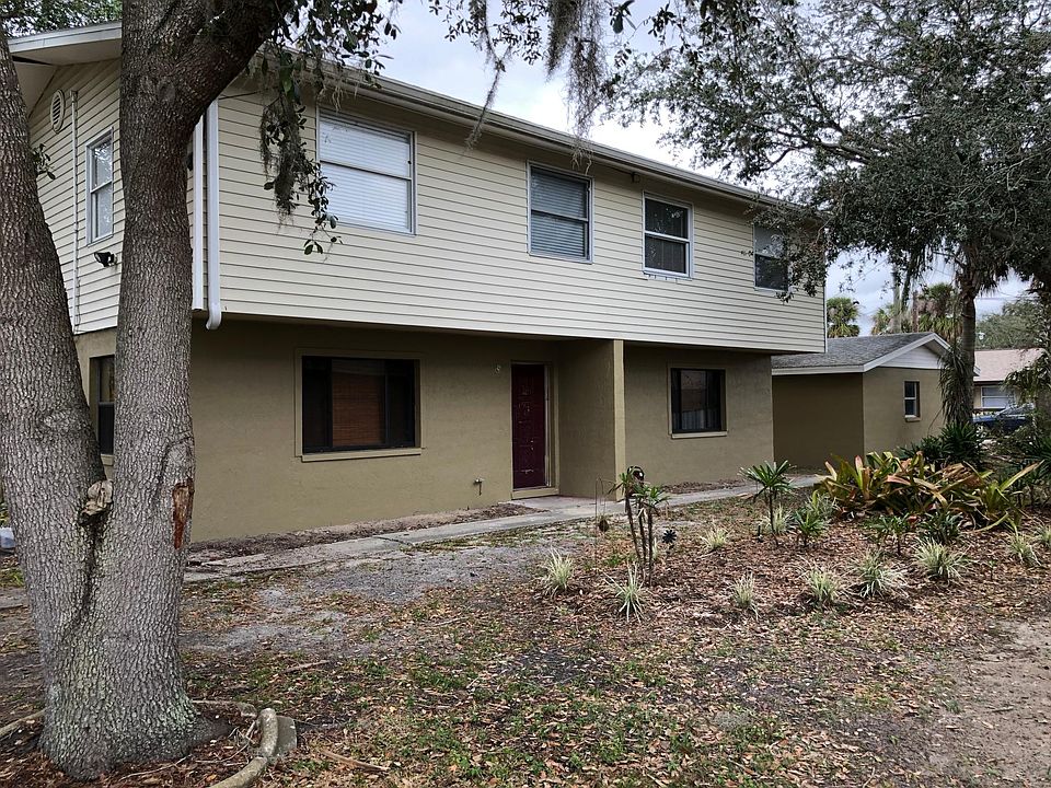 New stucco and paint. Unit A is on the left. Garages in th