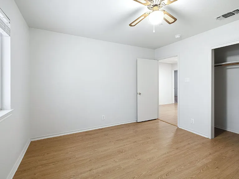 832 Dimrock — Photo 33