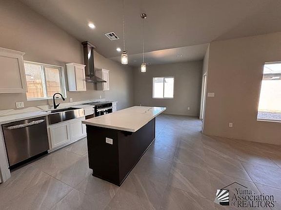 4th image of 676 E 12th Pl