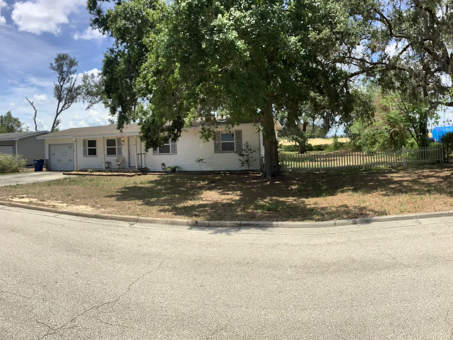 The House under oak trees. — Photo 2