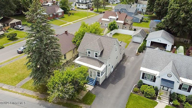 2nd image of 236 Clizbe Avenue