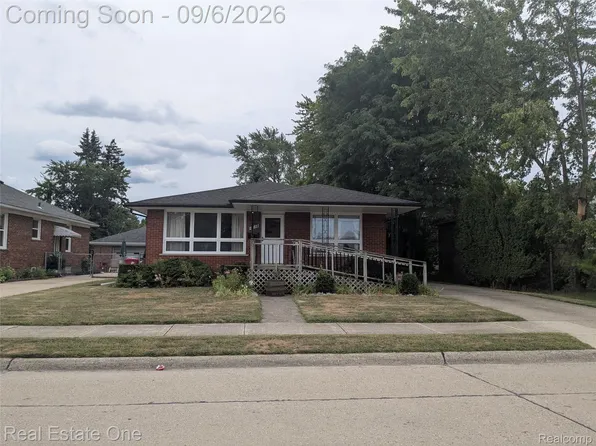 16034 Hauss Ave, Eastpointe, MI 48021