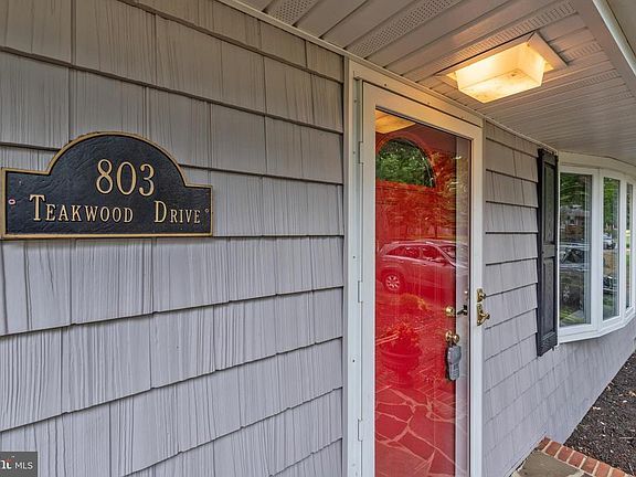 3rd image of 803 Teakwood Dr