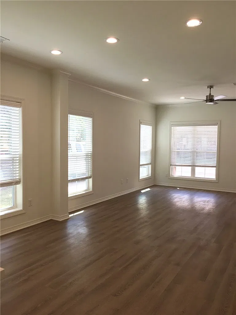 5 bed, 1999 sqft, $5,650 — Photo 4