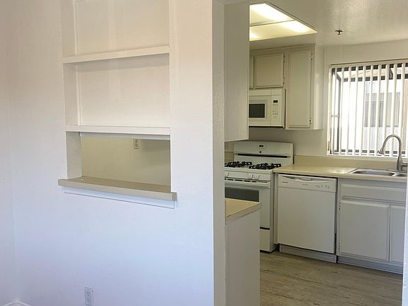 4th image of 555 Oak St APT 201