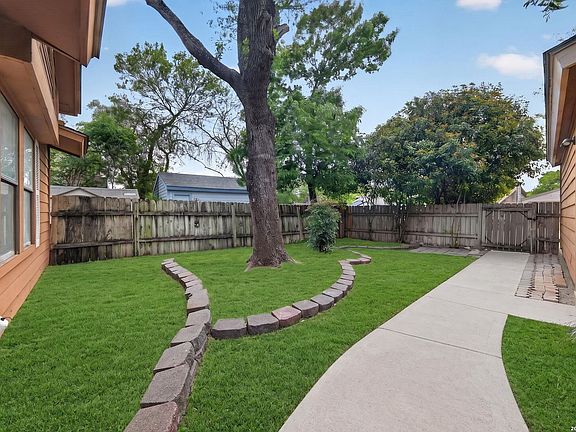 3rd image of 11736 SPRING RIDGE DR