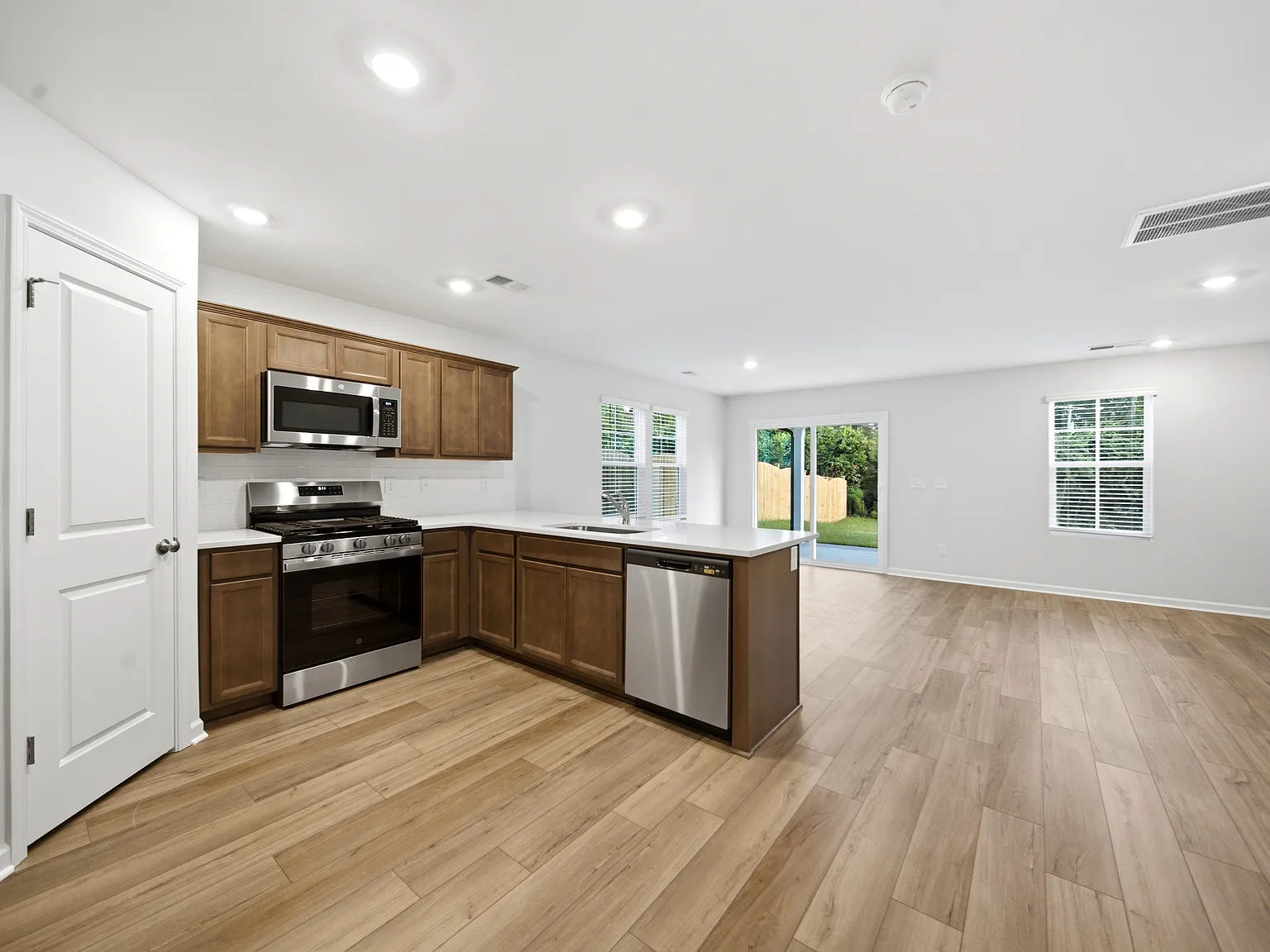 3 bed, 2.5 bath, 1650 sqft, $1,995 — Photo 4