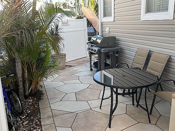 Patio set w/ Weber grill