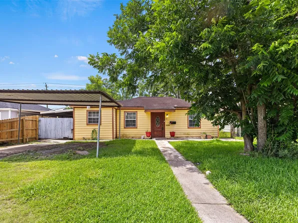 211 Crescent Dr, Pasadena, TX 77506