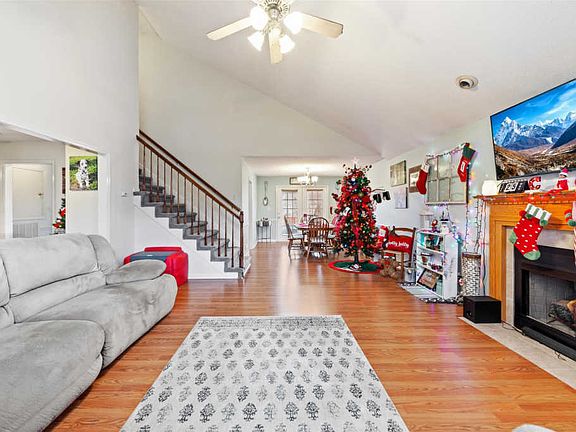 3rd image of 958 Hedge Apple Dr