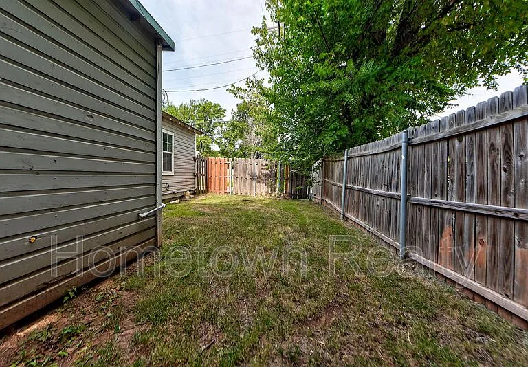 1801 E Madison St — Photo 32