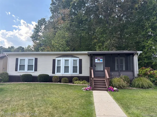 2 Emerald Cir, Whitmore Lake, MI 48189