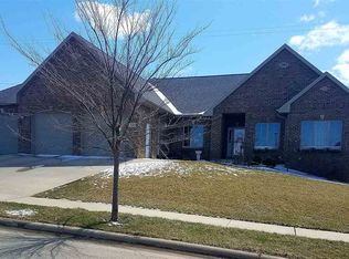 3220 Honeysuckle Ln, Dubuque, IA 52001