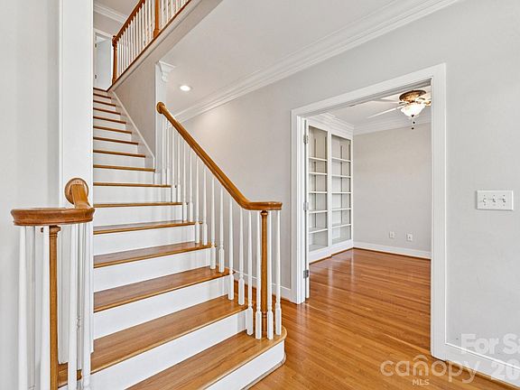 4th image of 144 Waterton Ln