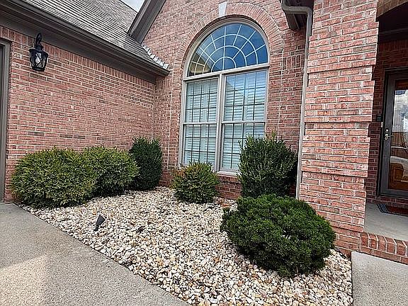 5th image of 267 Glenstone Cir