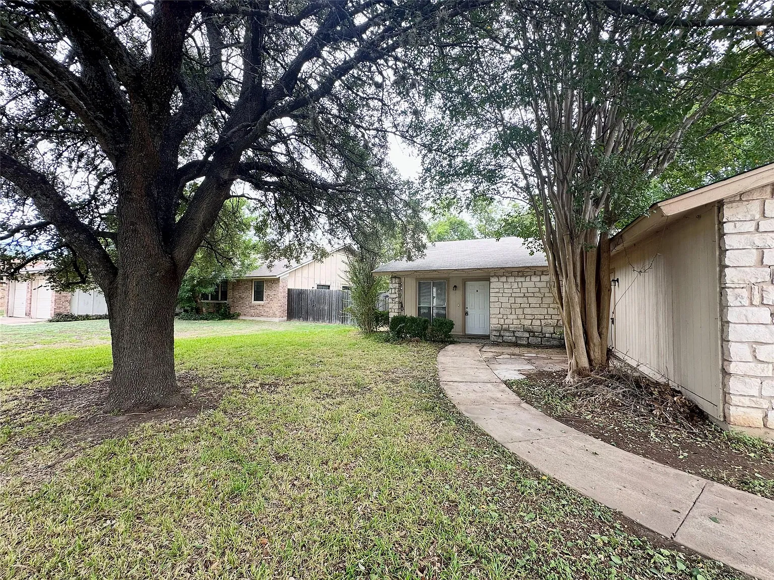 2 bed, 1.0 bath, 1008 sqft, $1,600 — Photo 2