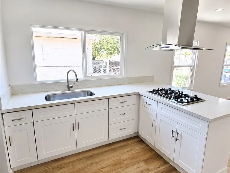 924 E Lanzit Ave — Photo 2