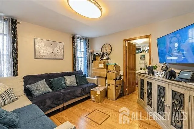 3 bed, 1.0 bath, $2,695 — Photo 4