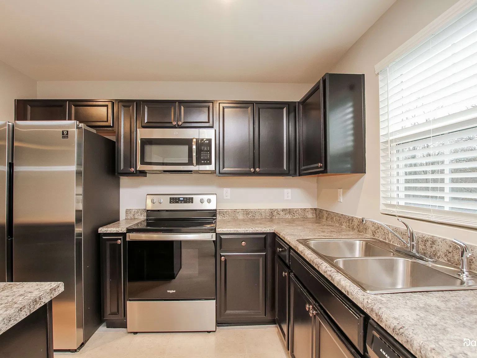 4 bed, 2.5 bath, 1705 sqft, $2,240 — Photo 2