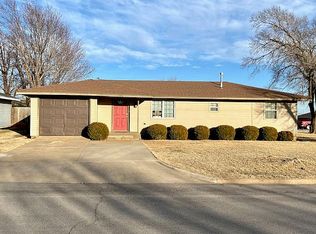 204 N 3rd St, Weatherford, OK 73096