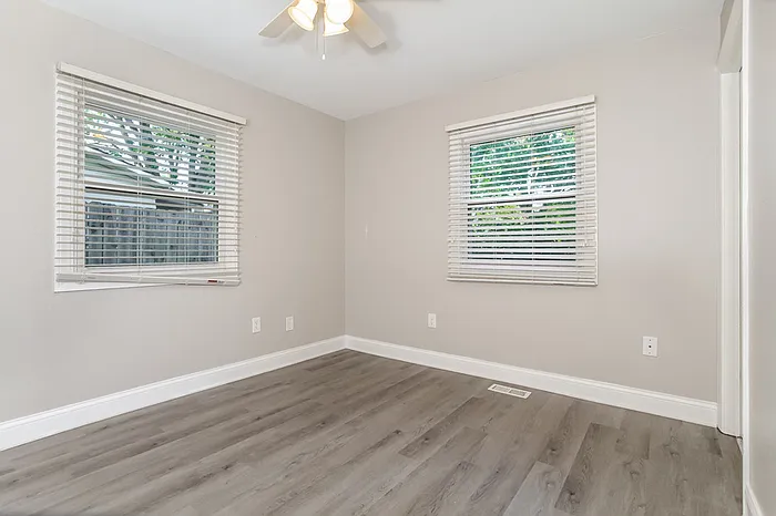 990 Sheffield Dr — Photo 5