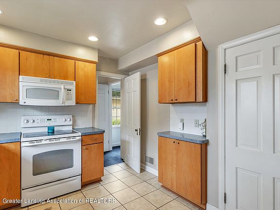 3rd image of 829 Ann St