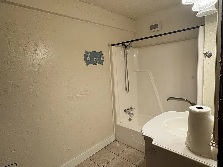 406 N Madison St — Photo 8