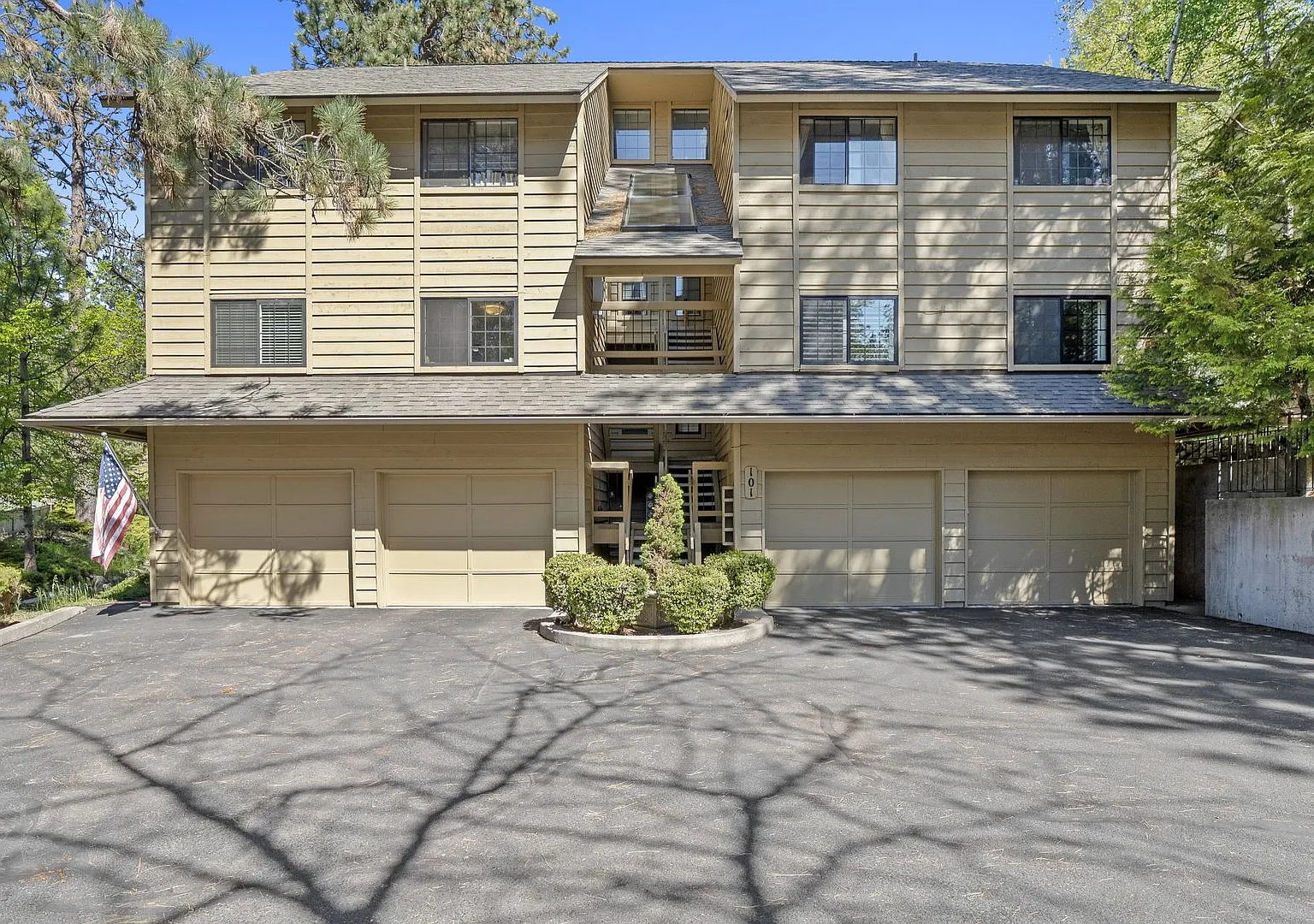 The Woodlands Condos — Photo 2