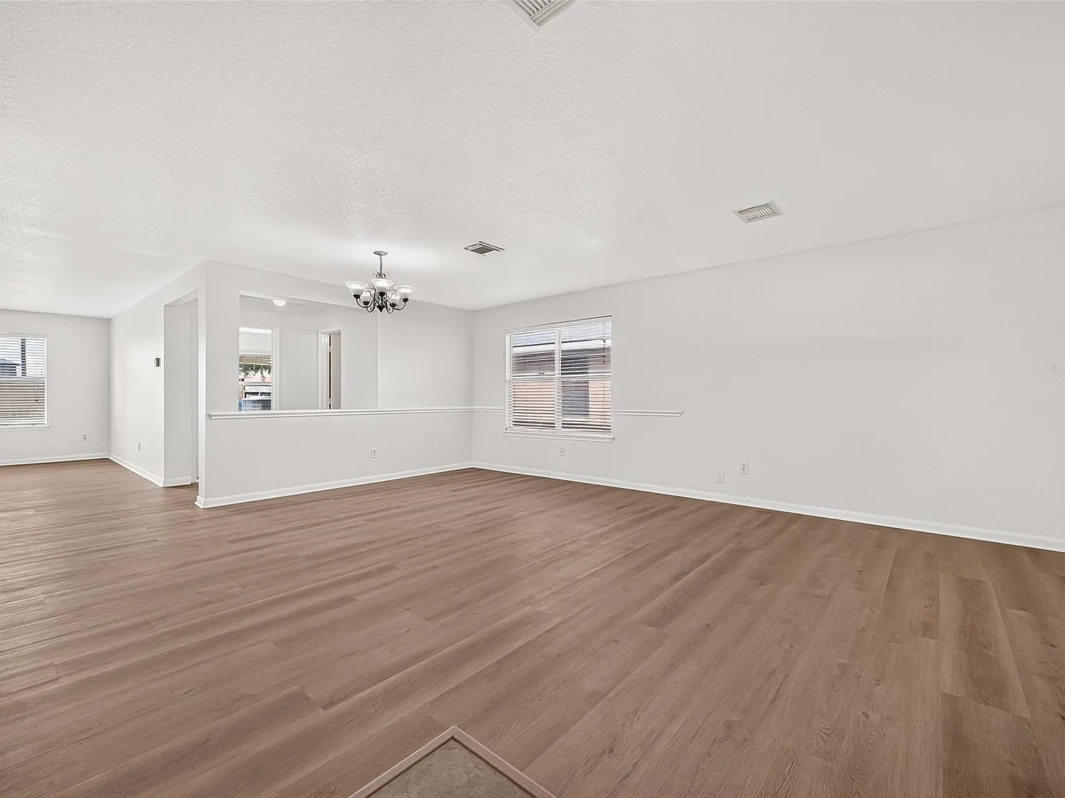 4 bed, 2.5 bath, 2538 sqft, $2,300 — Photo 3