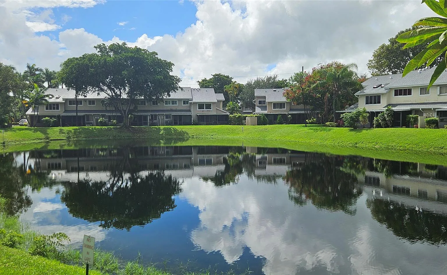 2 bed, 2.5 bath, 1300 sqft, $2,790 — Photo 2