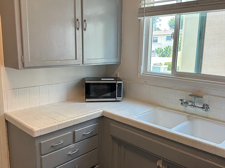 Silverlake Garden Apartments — Photo 25