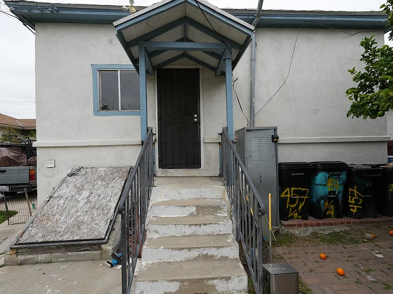 457 W Sepulveda St — Photo 34