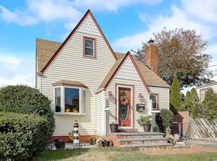 814 Roosevelt St, West Hempstead, NY 11552