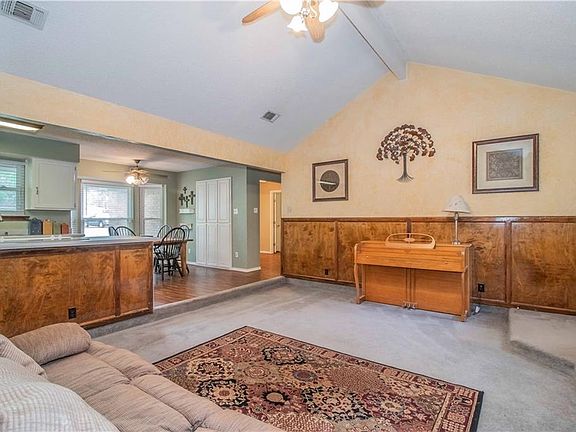 3rd image of 633 Holly Dr