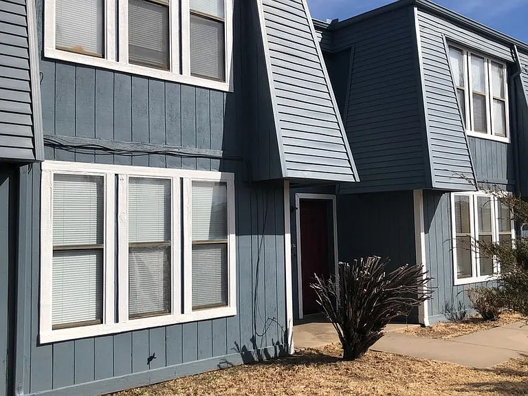 902 NE Tortoise Dr — Photo 1
