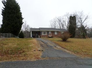 102 Jenny Ln, Pilot Mountain, NC 27041