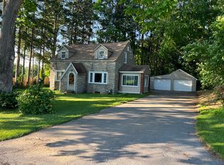 2 Pleasant St, Clinton, NY 13323