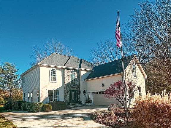 5th image of 135 Esquire Ln