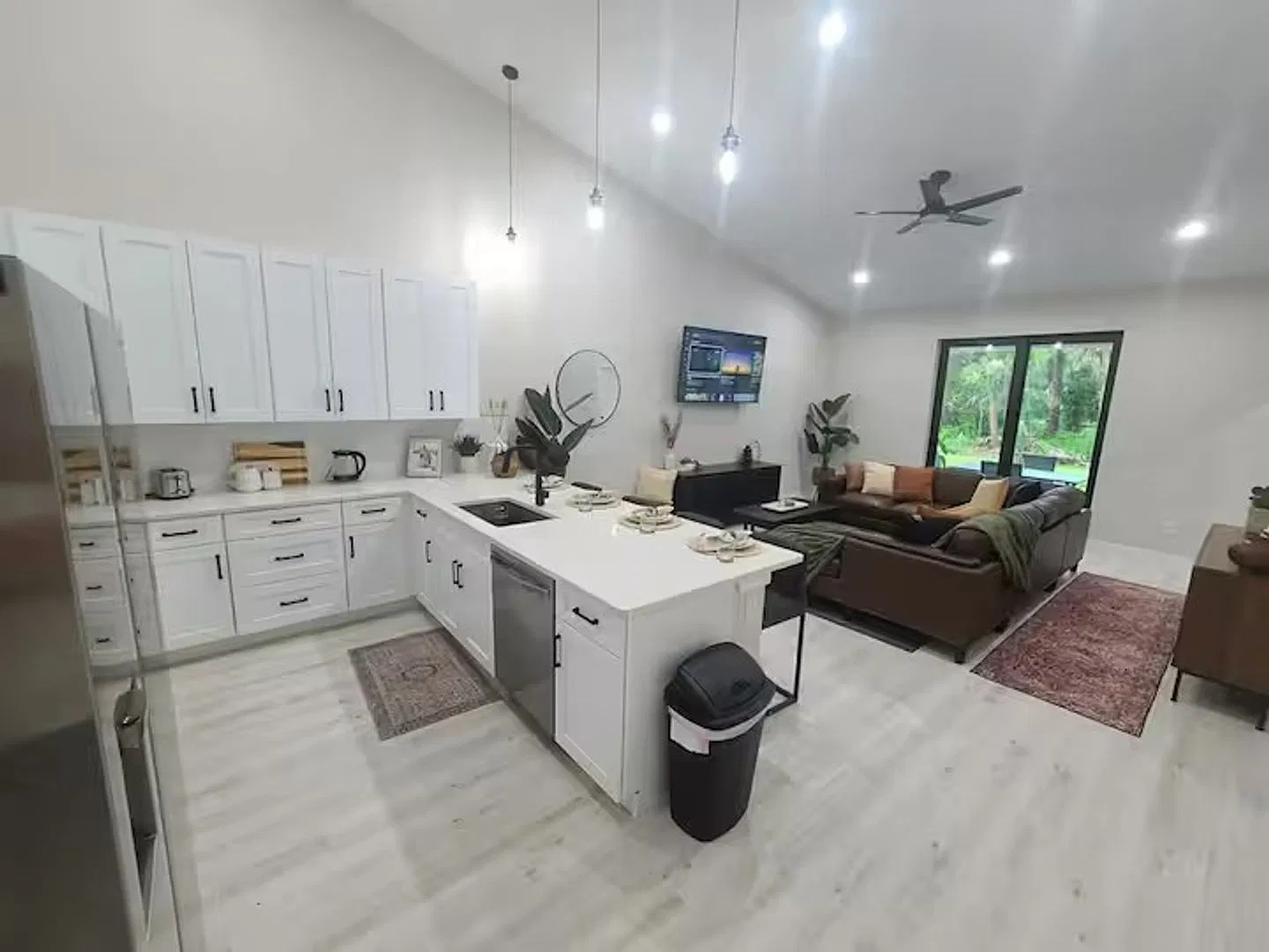 Modern Townhome for Rent Modern Living at Its Best! — Photo 3